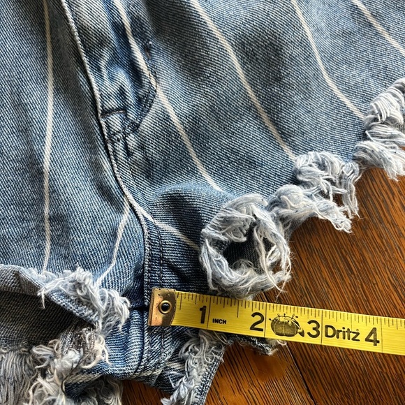 PacSun Blue Striped Jean Shorts Frayed Hemline High Rise Festival Shorts Size 24 - Picture 10 of 11